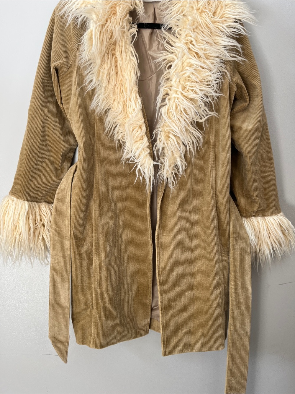 Penny Lane Coat in Beige
SHOW ME YOUR MUMU - medium faux fur corduroy fall cozy - Picture 9 of 16